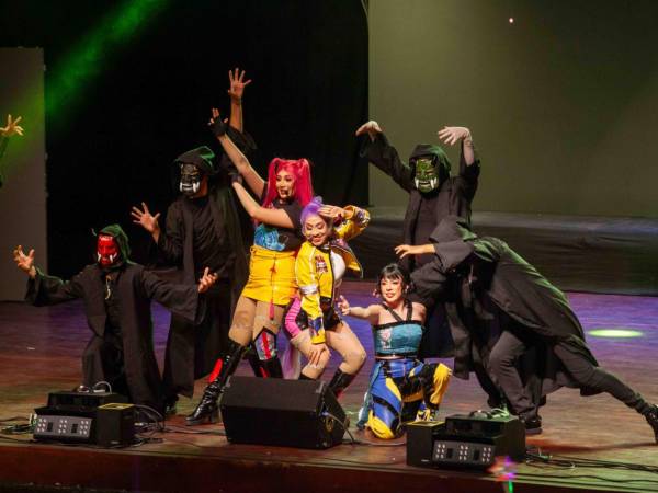 El concierto de las Guerreras K-POP mantuvo el dinamismo de principio a fin, con un público que cantó, bailó y saltó al son de sus canciones.