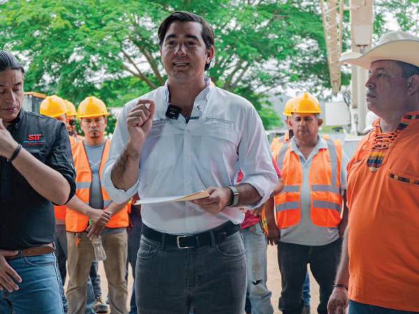Ministro Octavio Pineda durante la inauguración de la obra del tramo carretero de Danlí a Trojes