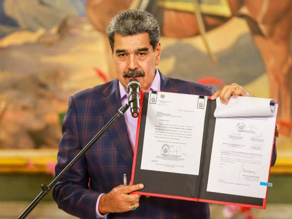 Fotografía cedida por Prensa del Palacio de Miraflores del presidente de Venezuela, Nicolás Maduro, hablando en un acto de gobierno este martes, en Caracas (Venezuela).