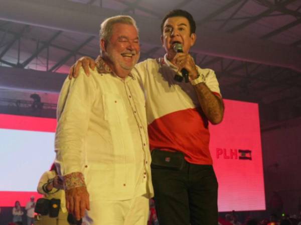 El alcalde sampedrano, Roberto Contreras junto al presidenciable Salvador Nasralla.