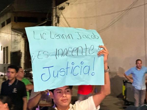 Momento donde llegan padres y alumnos a la primera estación policial.