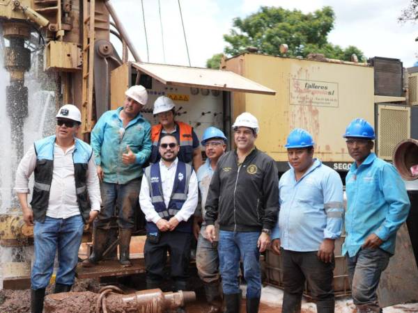 El alcalde Juan Diego Zelaya junto a equipo de trabajo en la represa San José.