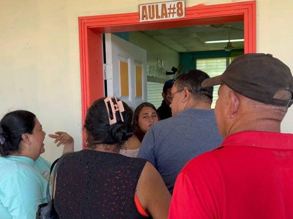 Los electores hacen filas de manera ordenada y pacífica en el CEB Marco Aurelio Soto de Puerto Cortés.