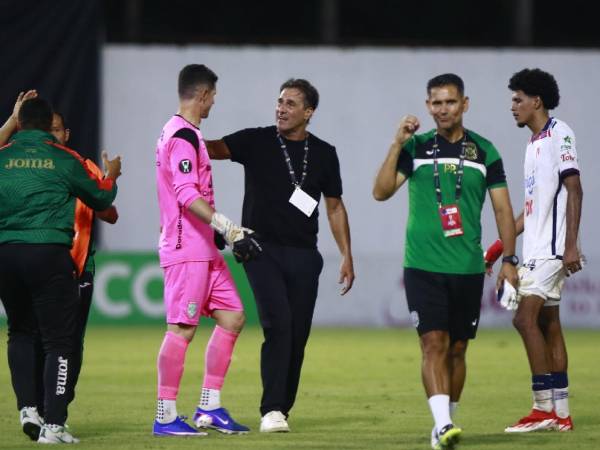 Rudman felicitando a sus jugadores tras la clasificación a cuartos de final de la Copa Centroamericana.