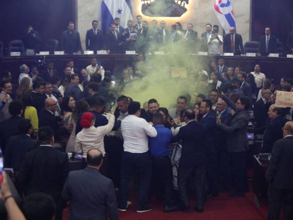 Tomás Zambrano plantea multas a diputados por incidentes en el hemiciclo.