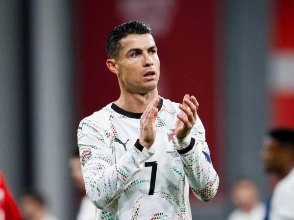 A sus 40 años, Cristiano Ronaldo sigue siendo uno de los nombres más destacados en el fútbol internacional y ahora su futuro es tema en los noticieros deportivos. Termina contrato con Al Nassr y muchos equipos lo quieren. Se confirma que está negociando. ¿Al Mundial de Clubes?
