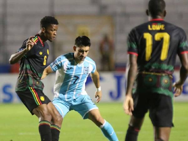 Jonathan Rubio estuvo cerca de abrir el marcador en el inicio del Honduras vs Jamaica.