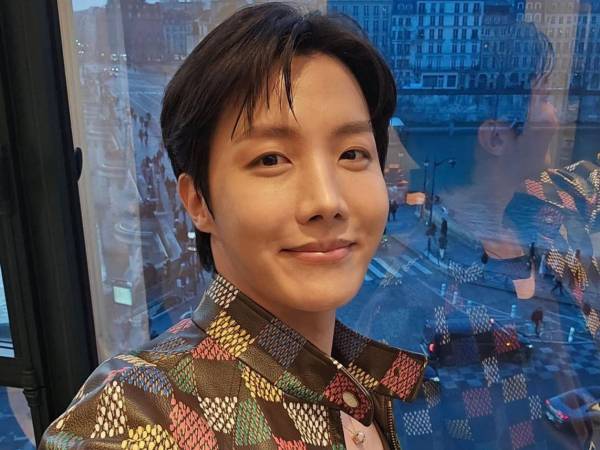 Esta es la segunda aparición de J-Hope en Lollapalooza, tras la de julio de 2022, cuando se convirtió en el primer artista de K-pop en encabezar el cartel del mismo, en esa ocasión en su edición de Chicago (USA).