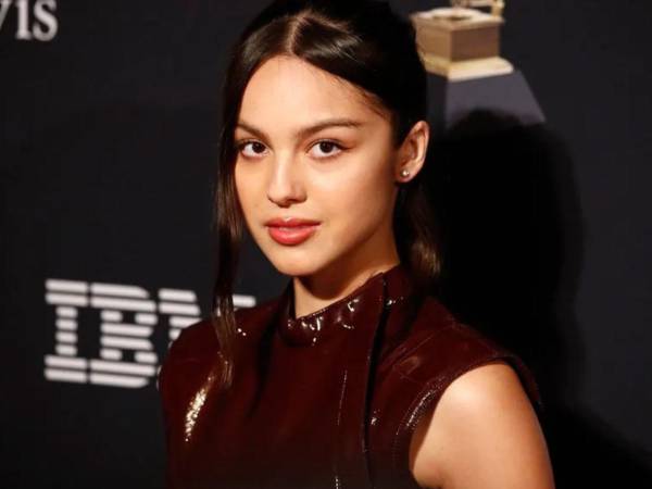 Este viernes 12 de junio Olivia Rodrigo estrena su nuevo álbum 'You seem pretty sad for a girl so in love' lanzando el nuevo sencillo “Cigarette Smoke”.
