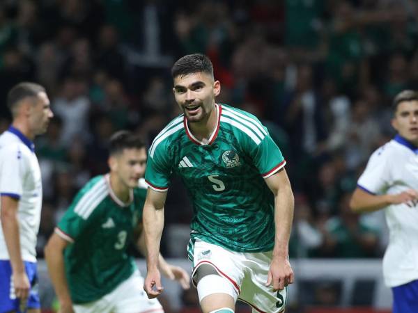 Johan Vásquez celebrando su gol que significó el empate de México contra Serbia.