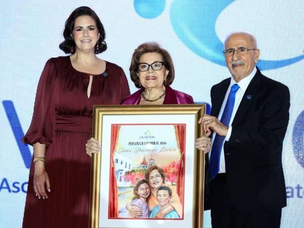 Elena Durón de Larios al recibir su reconocimiento como “Personaje Valmoral 2026”, junto a Joyce Faraj y Fuad Faraj, vicepresidenta y presidente de Valmoral respectivamente.
