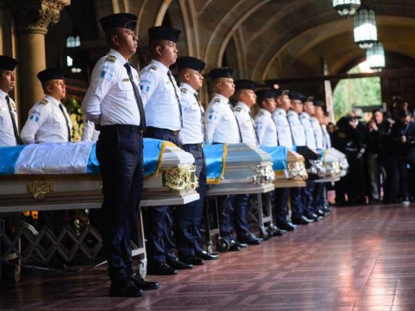 <b>Guatemala realizó este lunes las honras fúnebres por los agentes de la Policía Nacional Civil que fallecieron en cumplimiento del deber tras los recientes ataques armados en las cárceles. El fin de semana hubo motines perpetrados por presuntos pandilleros.</b>