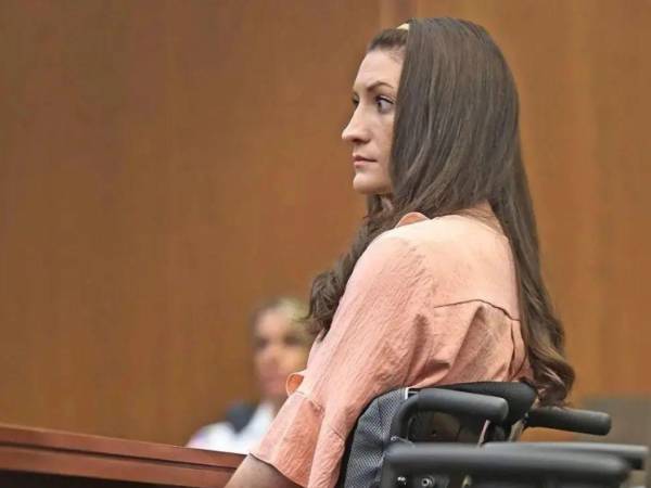 El juicio contra Lindsay Clancy, la mujer acusada de matar a sus tres hijos pequeños en Massachusetts en 2023, terminó este viernes en juicio nulo después de que el jurado no lograra alcanzar un veredicto unánime, por lo que el caso queda ahora en manos de la Fiscalía y la defensa, que deberán decidir si afrontan un nuevo juicio, negocian un acuerdo o ponen fin al proceso.