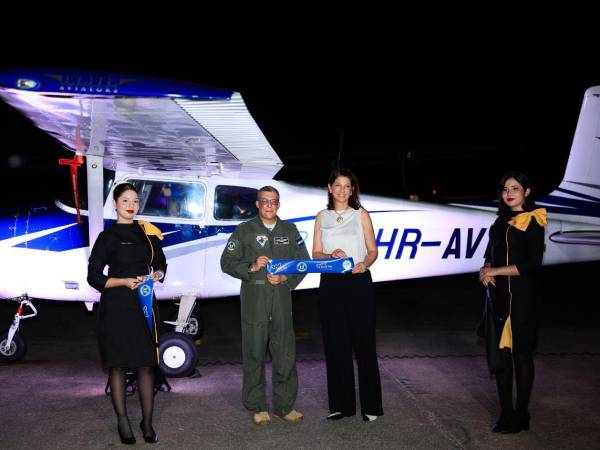 El Teniente Coronel de Aviación Marvin Maldonado y Mary Ann Kafati hicieron el corte de cinta para inaugurar el Show Aéreo 2026.