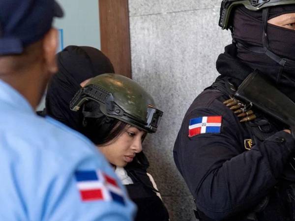 Un tribunal concedió este jueves libertad condicional a la cantante dominicana Yailin La Más Viral, quien había sido arrestada el pasado martes tras ser encontrada con dos pistolas en su vehículo sin los permisos requeridos.