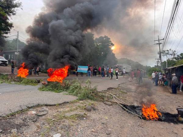Con llantas, piedras y otros objetos colocados sobre la calzada, los pobladores bloquearon por completo el paso de vehículos en la carretera CA-4.