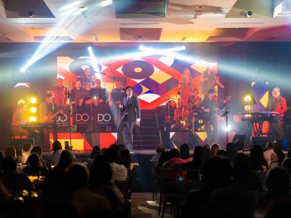 Daniel Ochoa junto a su banda en un concierto realizado en el Club Hondureño Árabe de SPS.