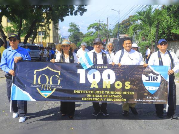 Profesores portan con orgullo el banner conmemorativo de los 100 años del instituto José Trinidad Reyes.