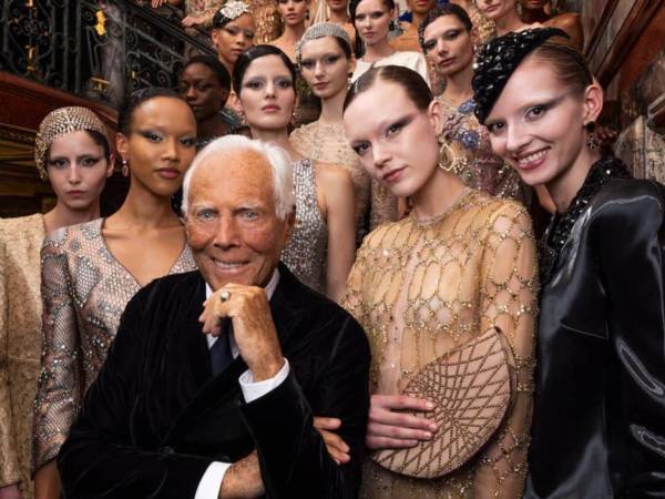 En julio, la firma de Armani celebró medio siglo de historia, consolidándose como uno de los pocos ejemplos de equilibrio entre visión creativa y liderazgo empresarial. Ahora, sus sucesores afirman continuar con su legado.