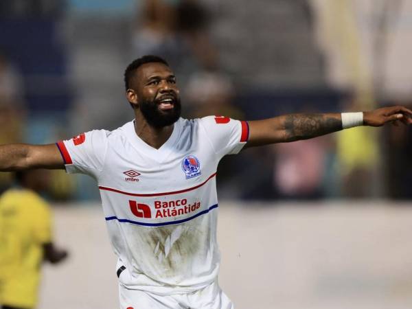 El festejo de Jorge Benguché tras celebrar su gol en el clásico Real España vs Olimpia.