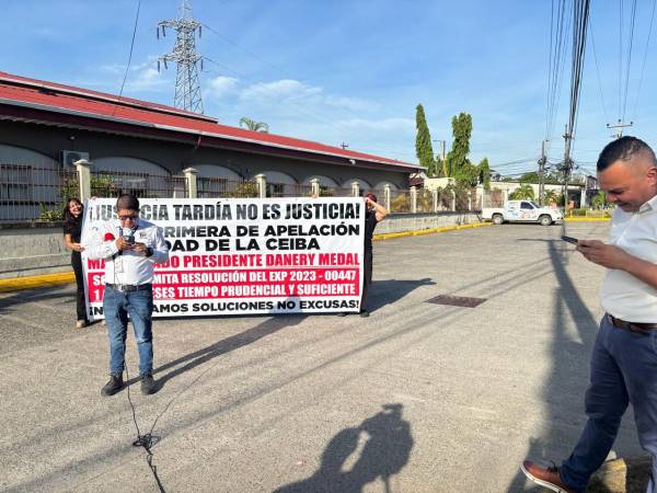 Una inusual protesta del ciudadano Geovani López en los juzgados ceibeños este martes. El demandante exige a los jueces agilizar un proceso de demanda que lleva casi dos años.