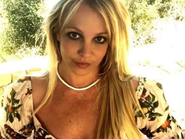 Britney comparte su vida en redes sociales, mayormente videos random en la sala de su casa, bailando o modelando.