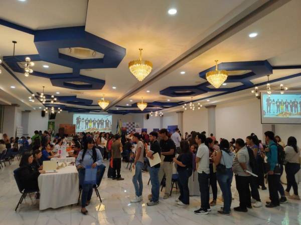 Al menos 300 personas asistieron a dejar sus documentos correspondientes para obtener una oportunidad laboral en la zona norte.
