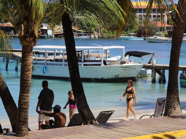 Las autoridades le apuestan al turismo interno durante la Semana Morazánica. En la foto, visitantes disfrutan de las apacibles aguas cristalinas de Roatán.