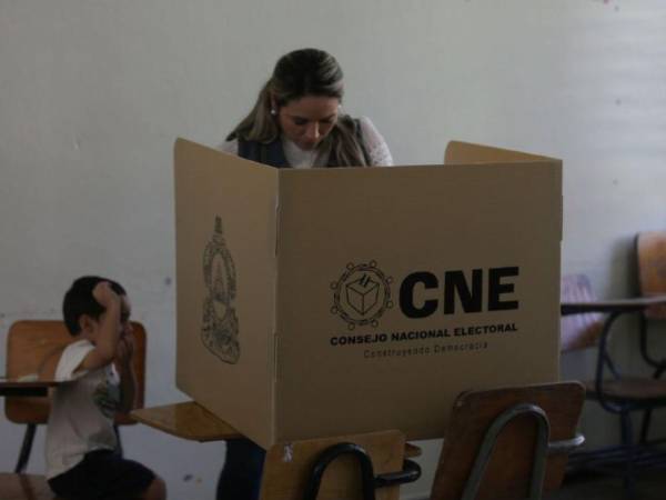 Una hondureña ejerciendo el sufragio en elecciones primarias 2025.