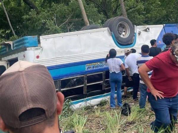 <b>Un testigo del accidente relató que el bus habría intentado rebasar antes de chocar con un vehículo pickup blanco.</b>
