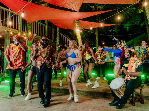 Detrás de cámaras durante la filmación del video de “Caliente”.