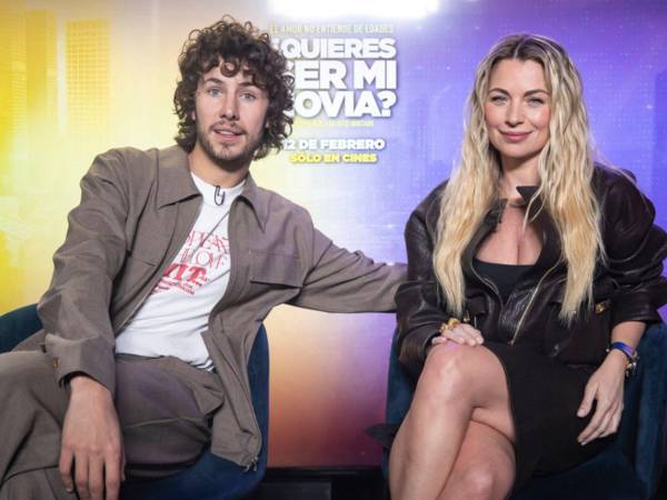 Los actores Juanpa Zurita (i) y Ludwika Paleta posan durante una entrevista con EFE, en Ciudad de México (México).