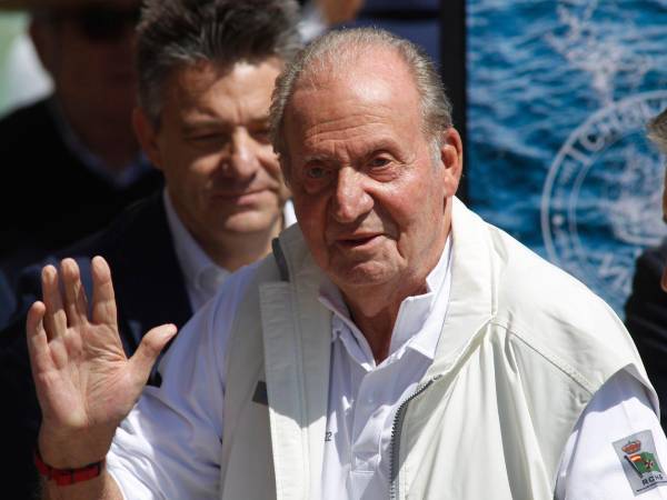 Sanxenso, España, 20 de mayo de 2022. El ex Rey Juan Carlos I de España salta al club náutico de la localidad gallega de Sanxenxo, al noroeste de España.
