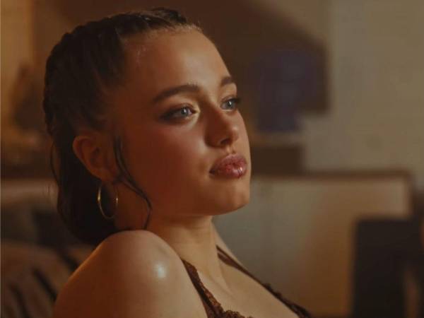 Shiloh Jolie tiene 19 años, es la primera hija biológica de los actores Angelina Jolie y Brad Pitt. En este fotograma se aprecia su aparición en el videoclip.