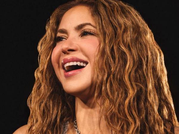 Shakira se ha consolidado como una de las artistas femeninas más influyentes del siglo XXI gracias a su capacidad de reinventarse, romper barreras culturales y proyectarse como un símbolo global de empoderamiento femenino. Su impacto trasciende la música y alcanza ámbitos como la moda, la filantropía y la representación de la mujer latina en escenarios internacionales.