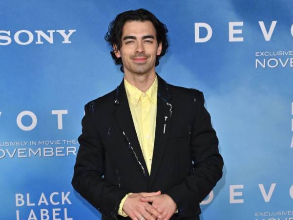 Joe Jonas volvió a abrir una ventana a una de las etapas más complejas de su vida al contar que comenzó a asistir a terapia después de la recepción que tuvo su primer álbum como solista. La confesión surgió durante el podcast familiar Hey Jonas!, donde conversó con sus hermanos Nick y Kevin sobre salud mental, expectativas y autoestima.