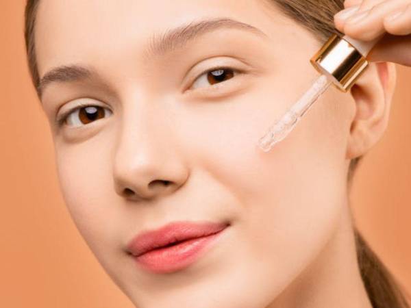 Las pieles ligeramente doradas son tendencia, y conseguirlas de forma saludable se convierte en uno de los retos esenciales para las firmas de belleza y cosmética, que depuran fórmulas similares al autobronceador corporal que incorporan cuidados y compuestos para cuidar y nutrir la piel del rostro además de darle un buen color.