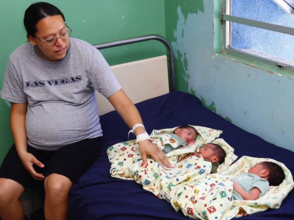 María Fernanda Larios junto a los trillizos Gael, Thiago y Dariel.