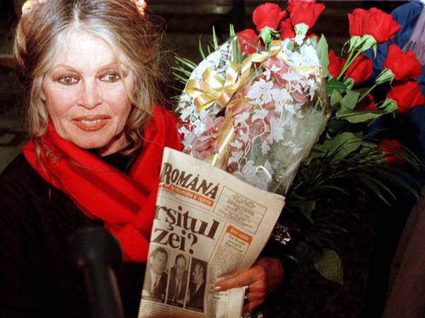 Foto de archivo de la actriz y activista francesa Brigitte Bardot, fallecida este 28 de diciembre de 2025 a los 91 años. En la imagen habla ante la prensa a su llegada a Rumanía el 4 de febrero de 1998.