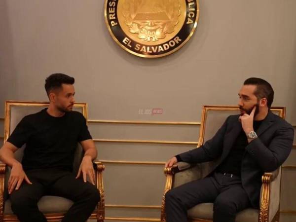 El presidente Nayib Bukele durante la entrevista con el youtuber español ‘The Grefg’ en la Casa Presidencial de San Salvador.