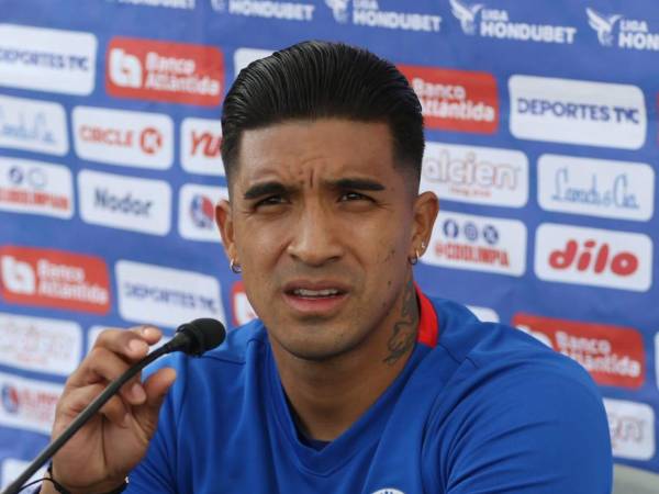 Michaell Chirinos hablando en conferenica de prensa.