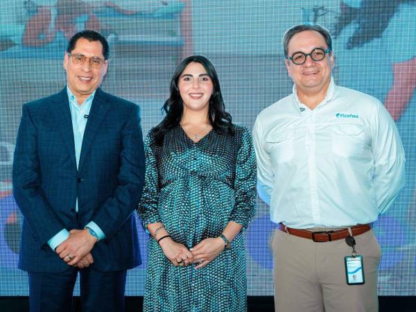 Representantes de Teletón y Ficohsa presentes en el lanzamiento de la campaña de apoyo a la Teletón 2025: “Cuando le ponemos corazón, todos llegamos lejos”.