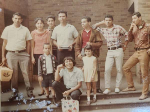 Los fundadores de Los Robbins: parados de izquierda a derecha, Manuel Rosales Cusuna, el que los llevó a grabar discos, su hija; atrás Miguel Mejía (cantante), Alfredo Matute (guitarra bajo y director); Mario Motiño (Batería); Guayo Cedeño (primera guitarra); Julio A.Gochez (concertina y órgano). Sentado, Ricardo Pereira (segunda guitarra).