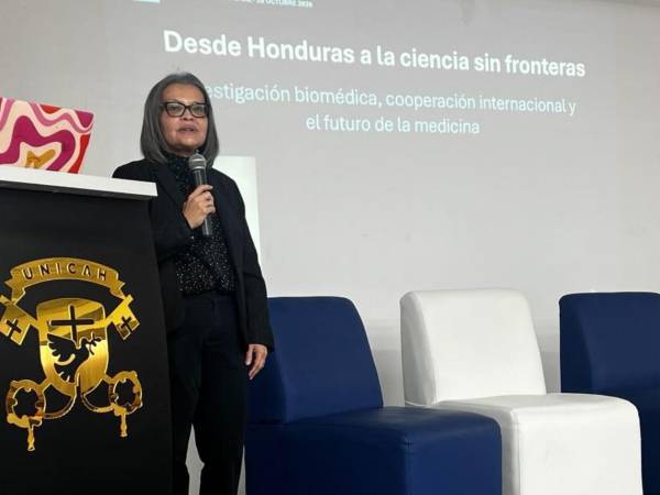 La doctora Mary Vallecillo, investigadora hondureña, destacó la importancia de fortalecer la investigación científica en Honduras y motivar a los estudiantes de ciencias de la salud a generar conocimientos que contribuyan a mejorar la atención médica en el país.