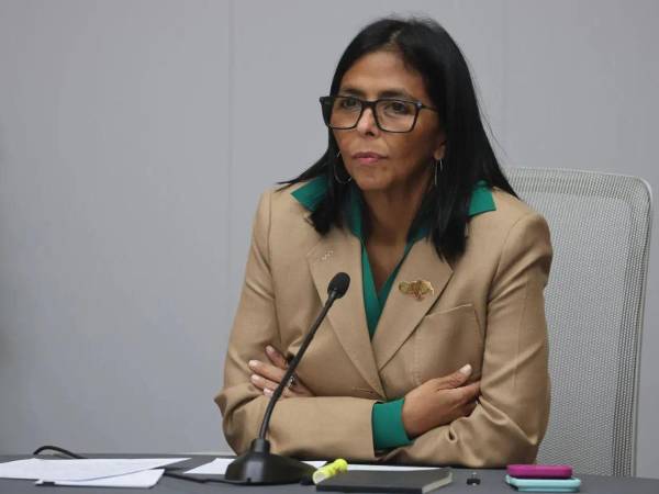 Una red de canales falsos en YouTube difunde contenidos que simulan ser noticieros para favorecer la imagen de la dirigente venezolana Delcy Rodríguez, utilizando narrativas manipuladas y estrategias de desinformación.