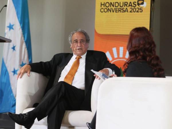 Nelson Ávila, candidato presidencial por el Pinu durante el conversatorio Honduras Conversa 2025 del Cohep.