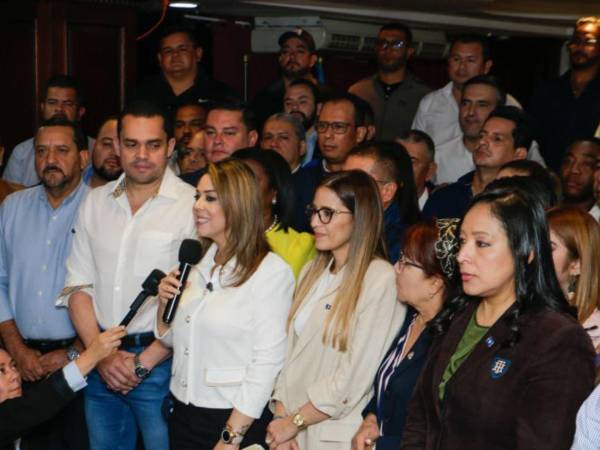 Diputados electos del Partido Nacional en reunión con dirigentes nacionalistas.