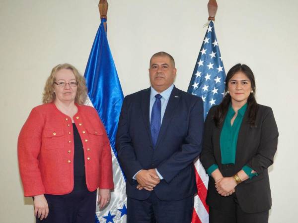 Autoridades hondureñas de Migración junto a la encargada de negocios de la Embajada de los Estados Unidos, Colleen Anne Hoey.