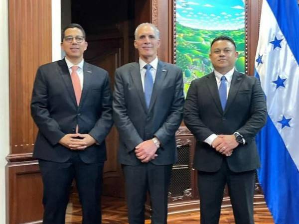 El exdiputado nacionalista Reinaldo Sánchez, junto al presidente de Honduras, Nasry Asfura Zablah, y Nelson Márquez.