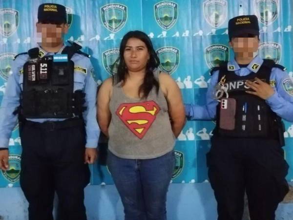 Momentos de la captura de la mujer de 25 años, señalada por su presunta participación en el delito de maltrato familiar.